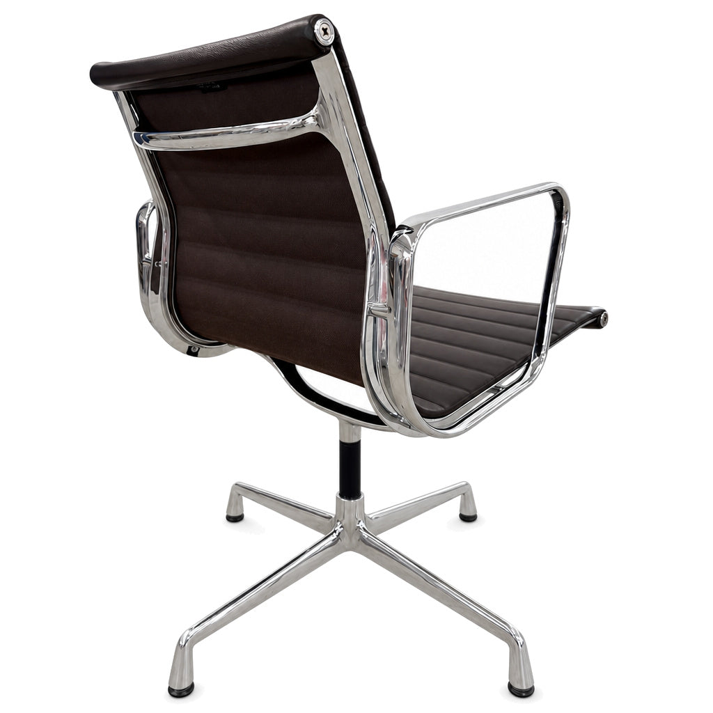 Vitra Eames Alu Chair EA108 mit dunkelbraunem Lederbezug und glänzendem Chromgestell, Rückansicht.
