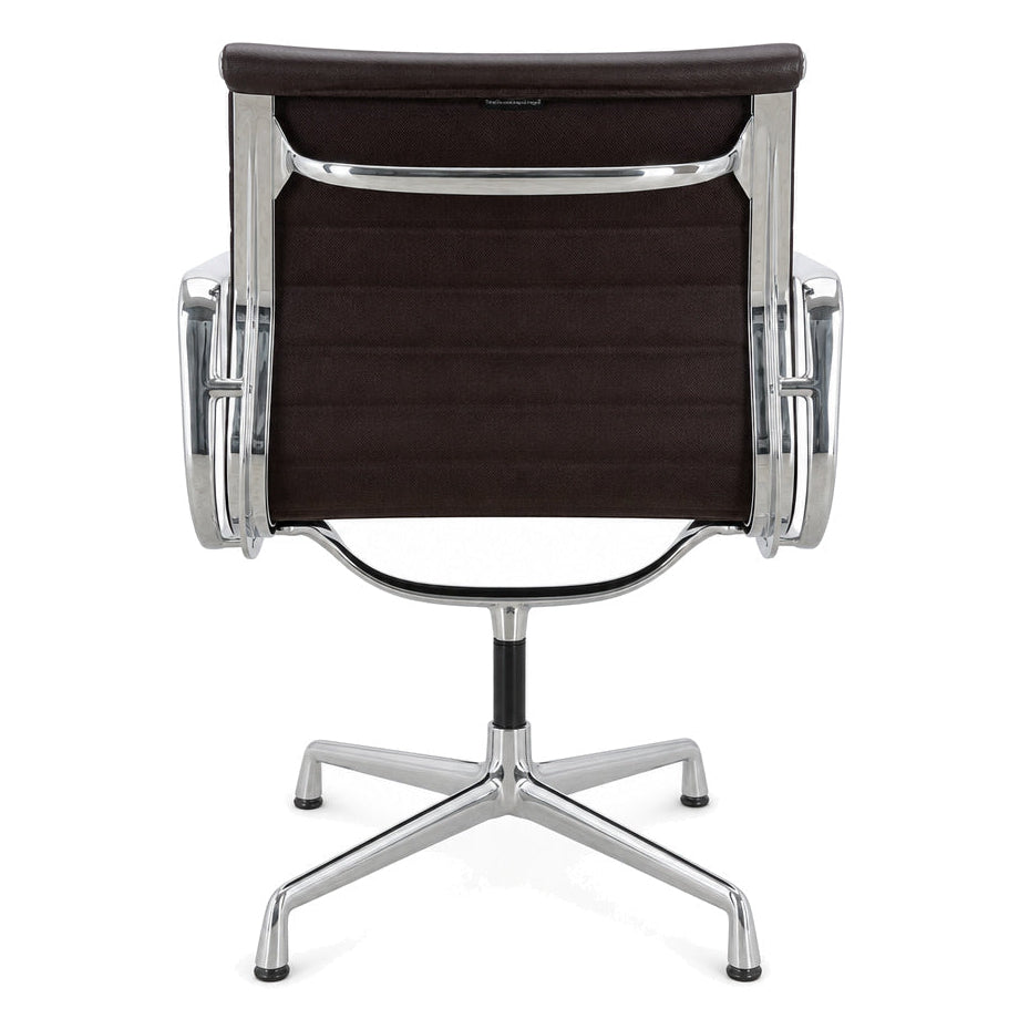 Vitra Eames Alu Chair EA108 mit dunkelbraunem Lederbezug und glänzendem Chromgestell in Rückansicht.
