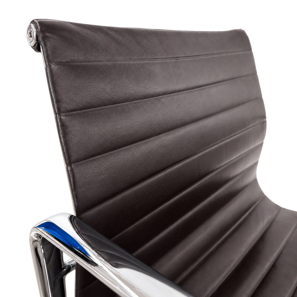 Vitra EA 108 Bürostuhl mit dunkelbraunem Lederbezug und glänzendem Chromgestell.