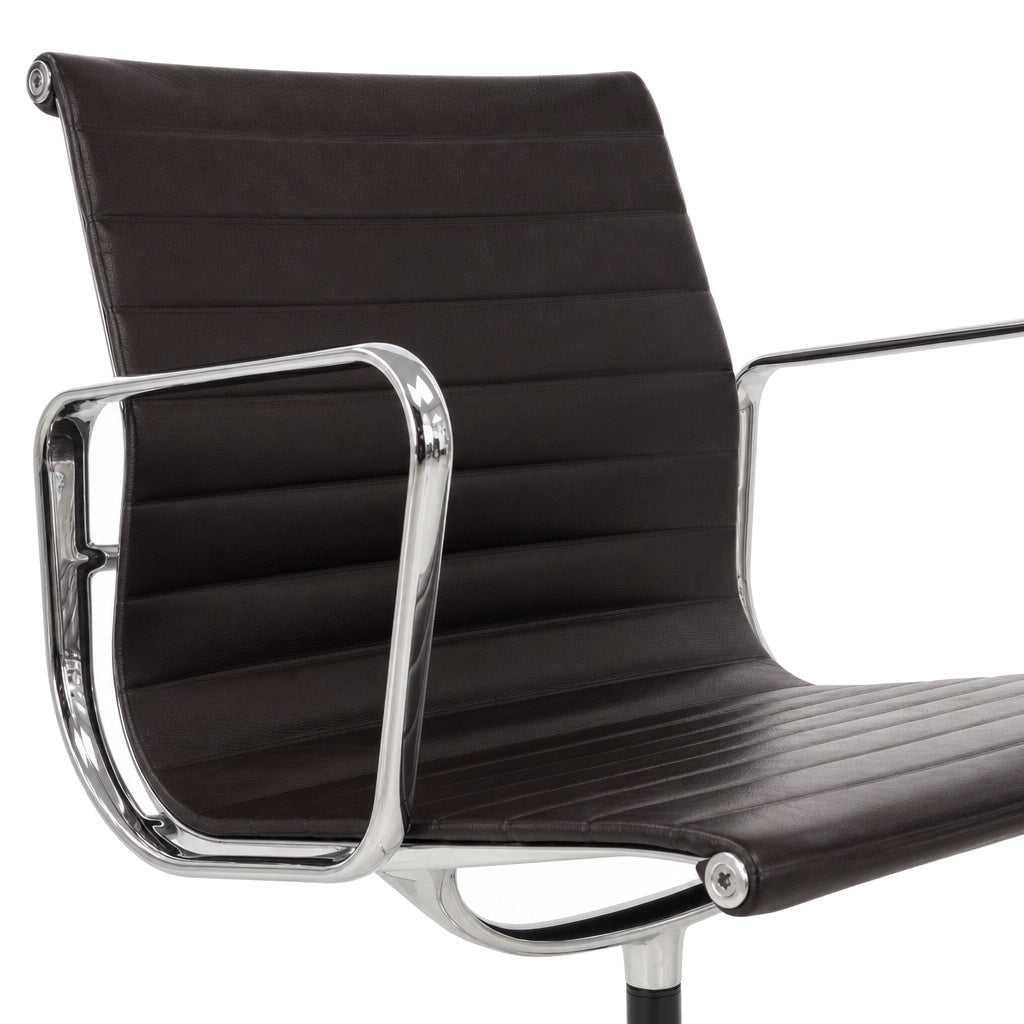 Vitra EA 108 Bürostuhl mit dunkelbraunem Lederbezug und glänzendem Chromgestell im klassischen Eames-Design.