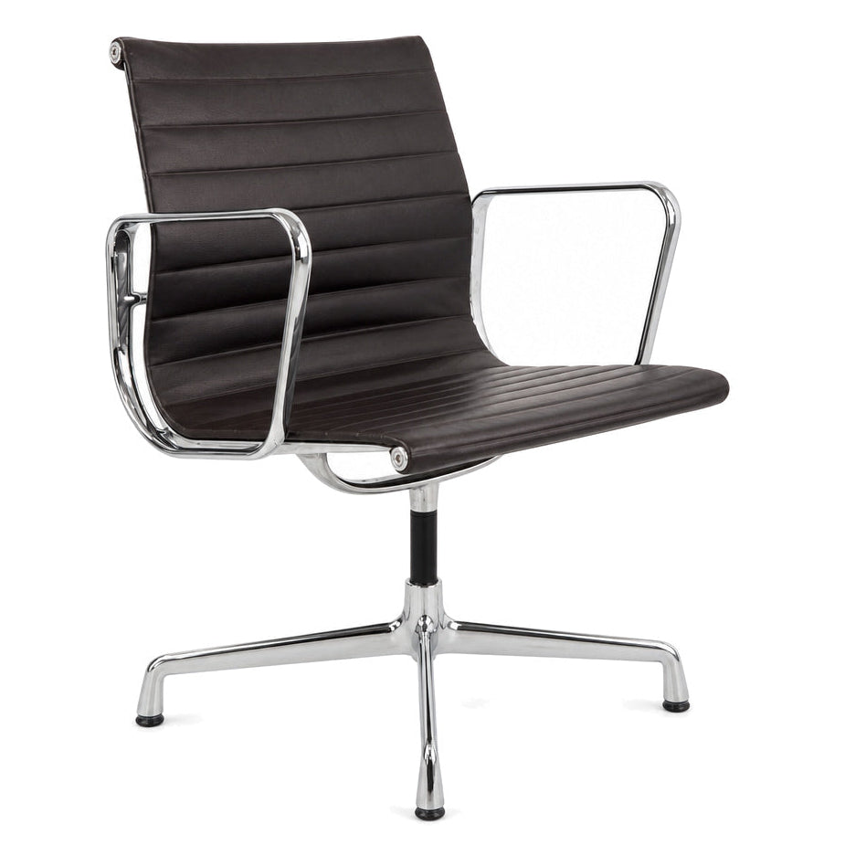 Vitra Eames Alu Chair EA108 mit dunkelbraunem Lederbezug und glänzendem Chromgestell auf einem drehbaren Vierfußkreuz.
