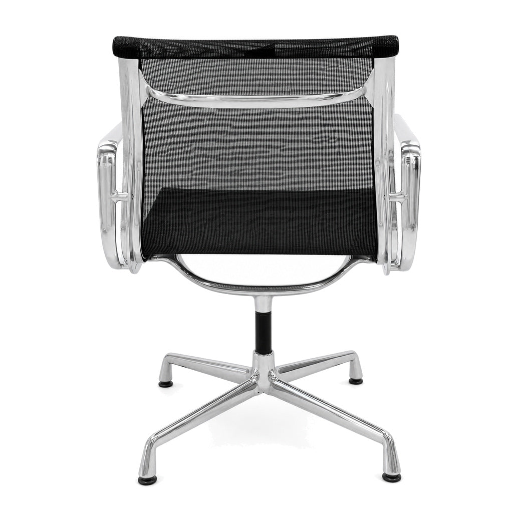 Vitra Eames Alu Chair EA 108 mit schwarzem Netzbezug und poliertem Aluminiumgestell in Rückansicht.