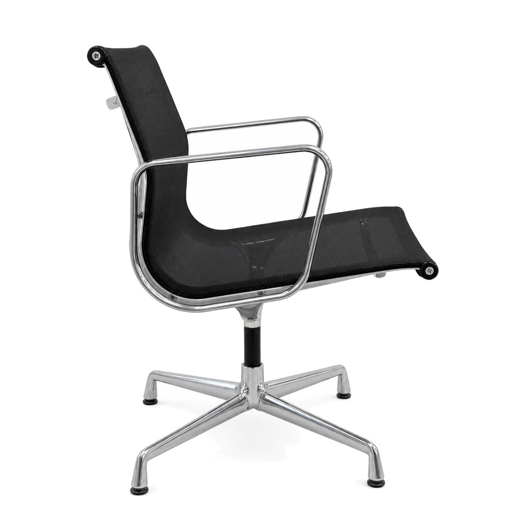 Vitra Eames Alu Chair EA 108 mit schwarzem Netzbezug und poliertem Aluminiumgestell in Seitenansicht.