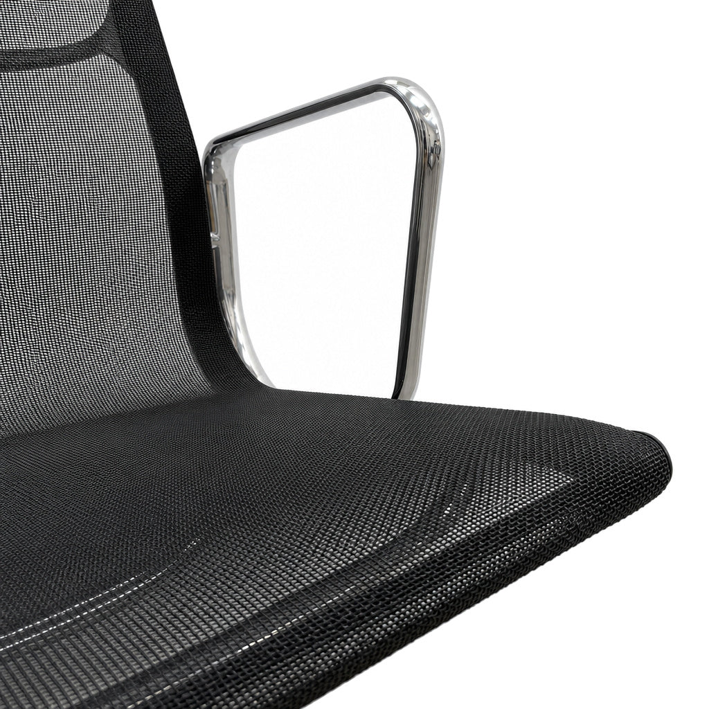 Vitra Eames Alu Chair EA 108 mit schwarzem Netzbezug und poliertem Aluminium-Rahmen.
