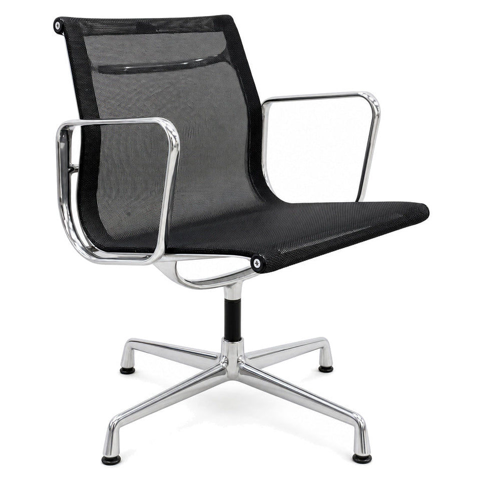 Vitra Eames Alu Chair EA 108 mit schwarzem Netzbezug und poliertem Aluminiumgestell auf einem drehbaren Viersternfuß.