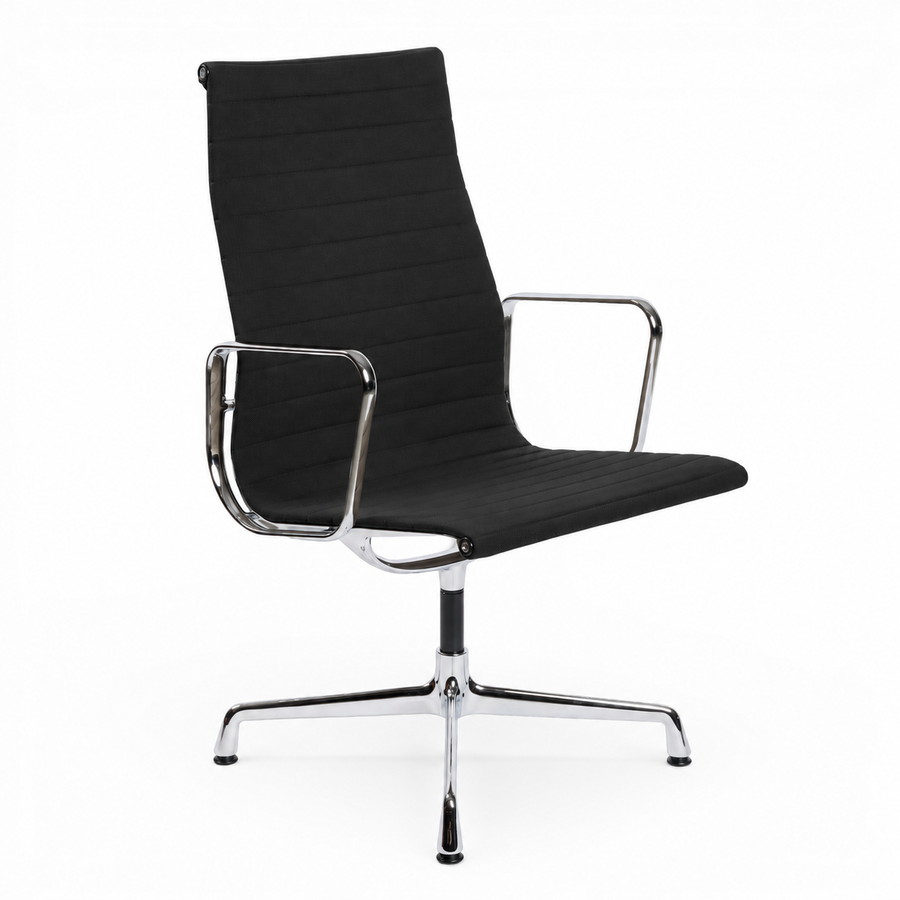 Vitra EA 112 Bürostuhl in schwarzem Hopsak-Stoff mit verchromtem Gestell und Armlehnen auf weißem Hintergrund.