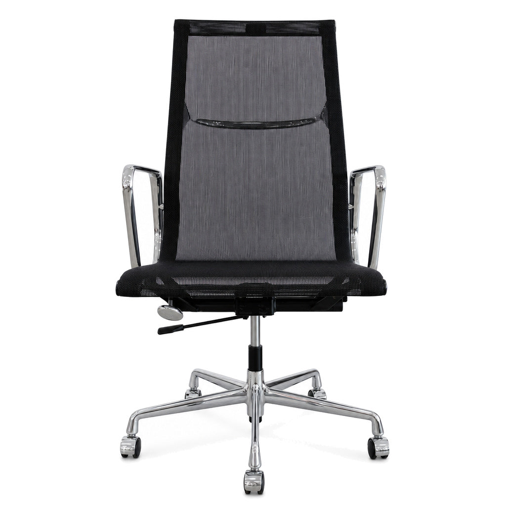 Vitra EA 119 Bürostuhl mit schwarzem Netzbezug und verchromtem Gestell auf Rollen.