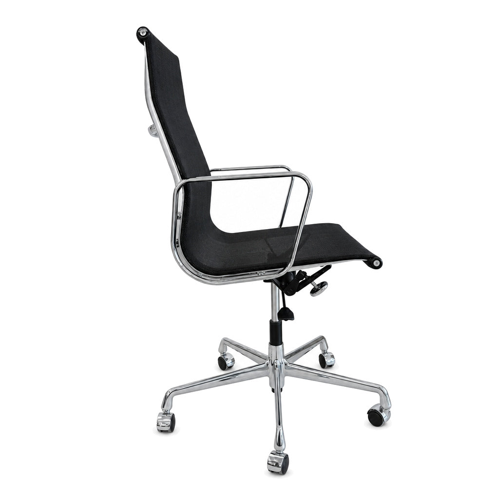 Vitra EA 119 Bürostuhl mit schwarzem Netzbezug und verchromtem Gestell in Seitenansicht auf weißem Hintergrund.