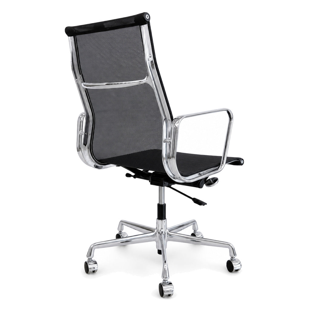 Vitra EA 119 Bürostuhl mit schwarzem Netzbezug und glänzendem Chromgestell auf Rollen, Rückansicht.