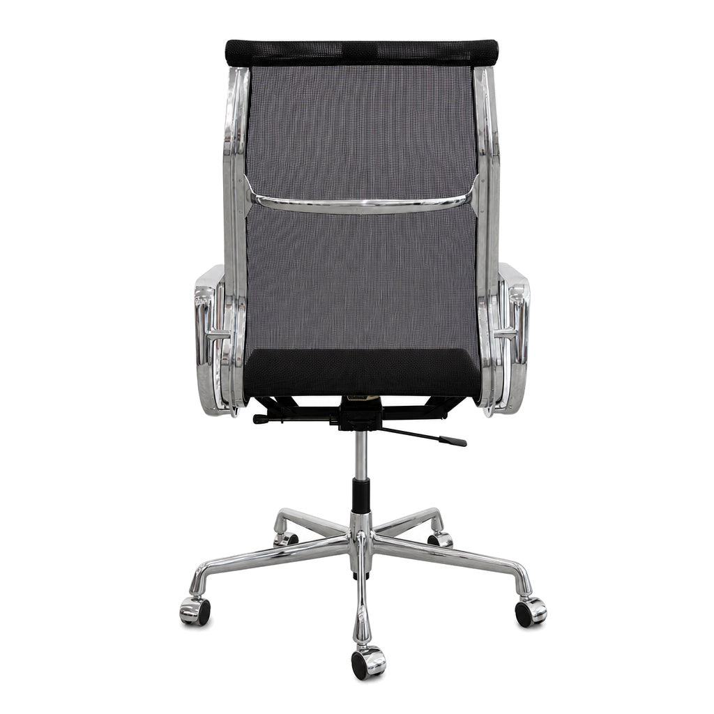 Vitra EA 119 Bürostuhl mit schwarzem Netzbezug und verchromtem Gestell in Rückansicht.