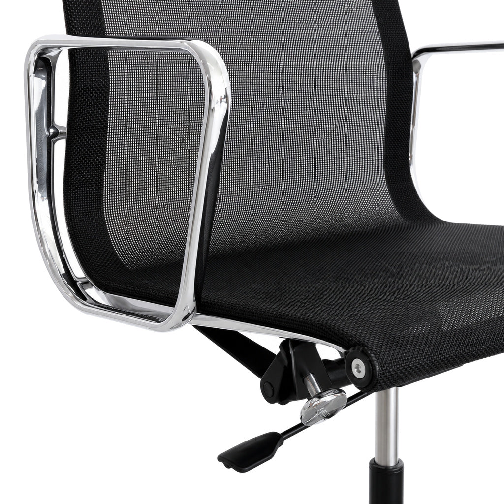 Vitra EA 119 Bürostuhl mit schwarzem Netzbezug und glänzendem Chromgestell.