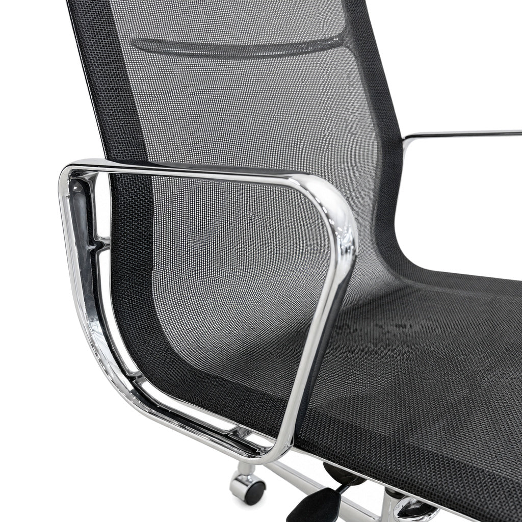 Vitra EA 119 Bürostuhl mit schwarzem Netzbezug und glänzendem Chromgestell im Detail.