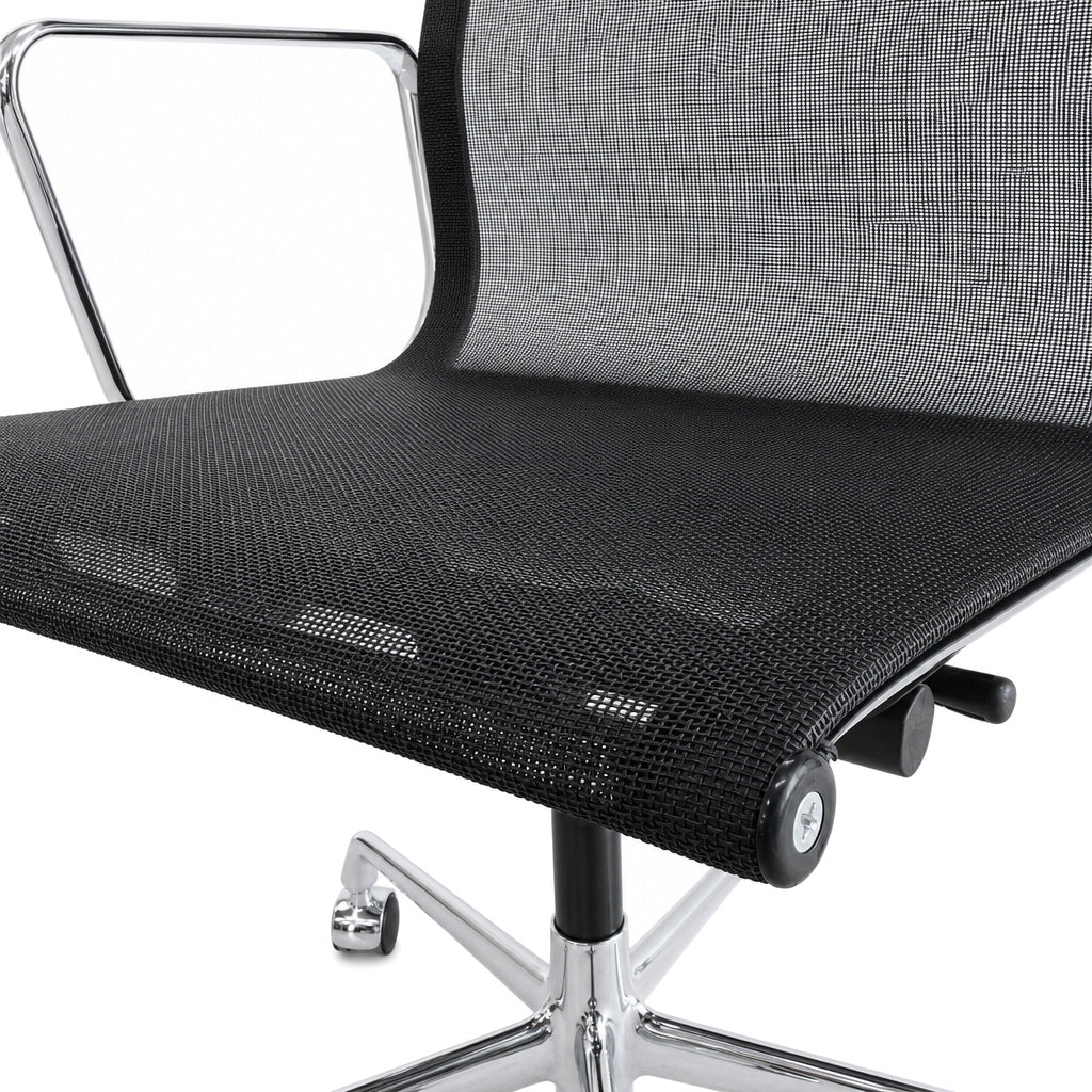 Vitra EA 119 Bürostuhl mit schwarzem Netzbezug und glänzendem Chromgestell auf Rollen.