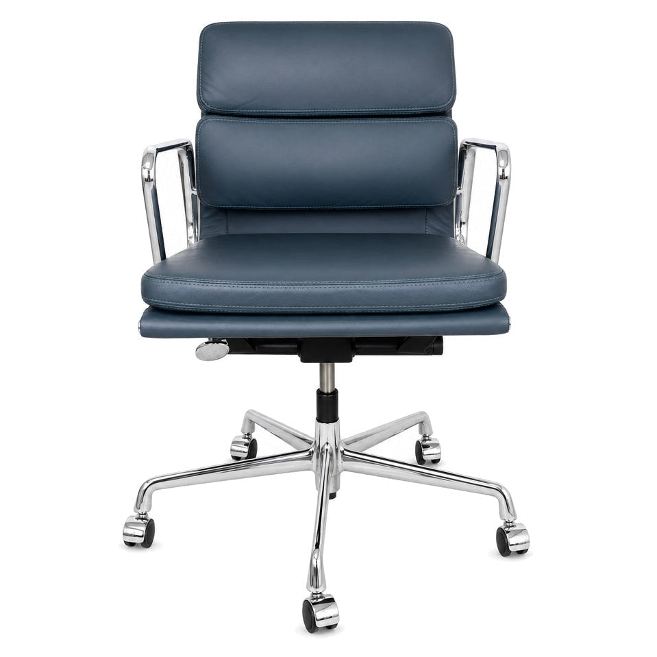 Vitra EA 217 Bürostuhl in Rauchblau aus Premium-Leder mit verchromtem Fünfsternfuß und Armlehnen auf Rollen.
