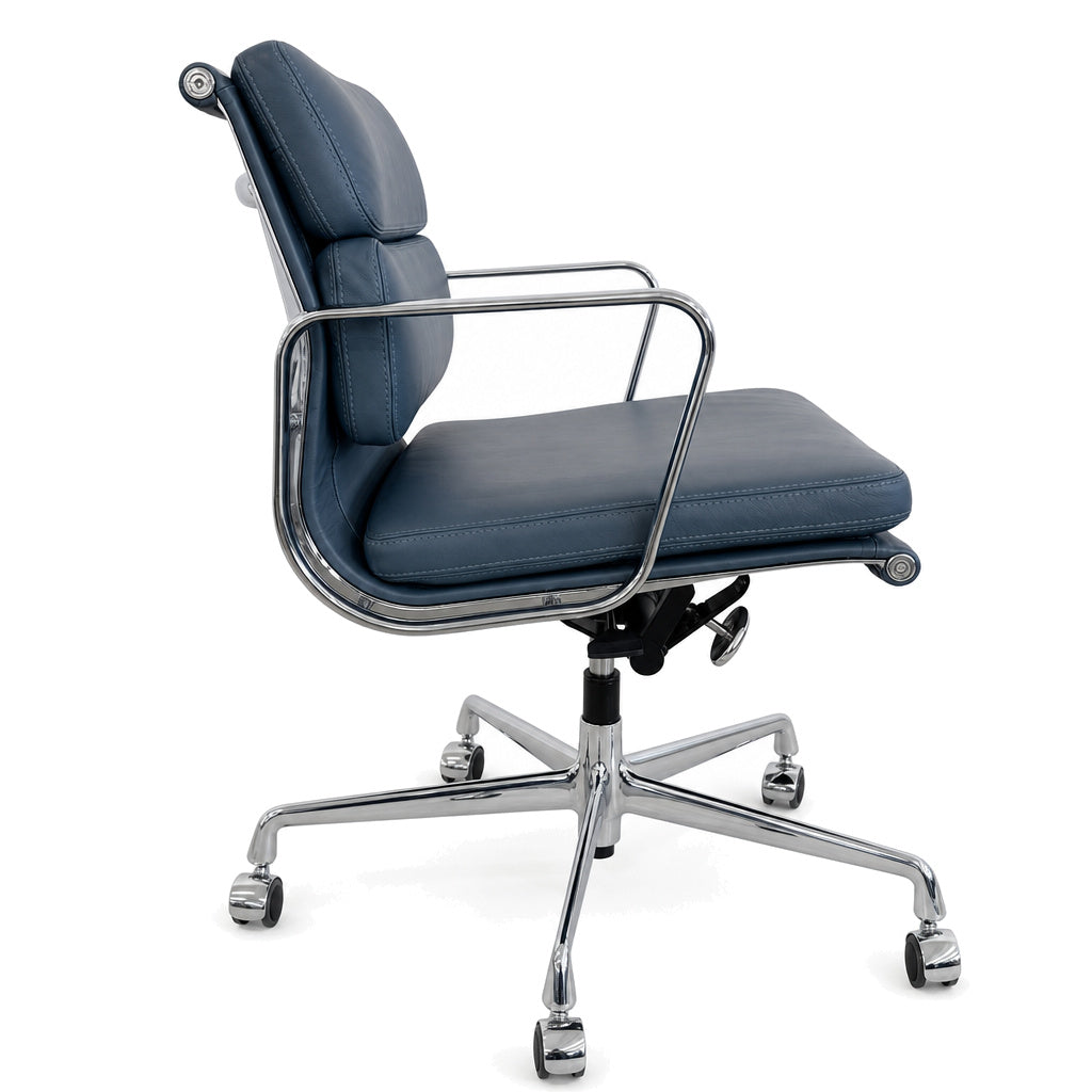 Vitra EA 217 Bürostuhl in Rauchblau aus Premium-Leder mit verchromtem Fünfsternfuß und Armlehnen.