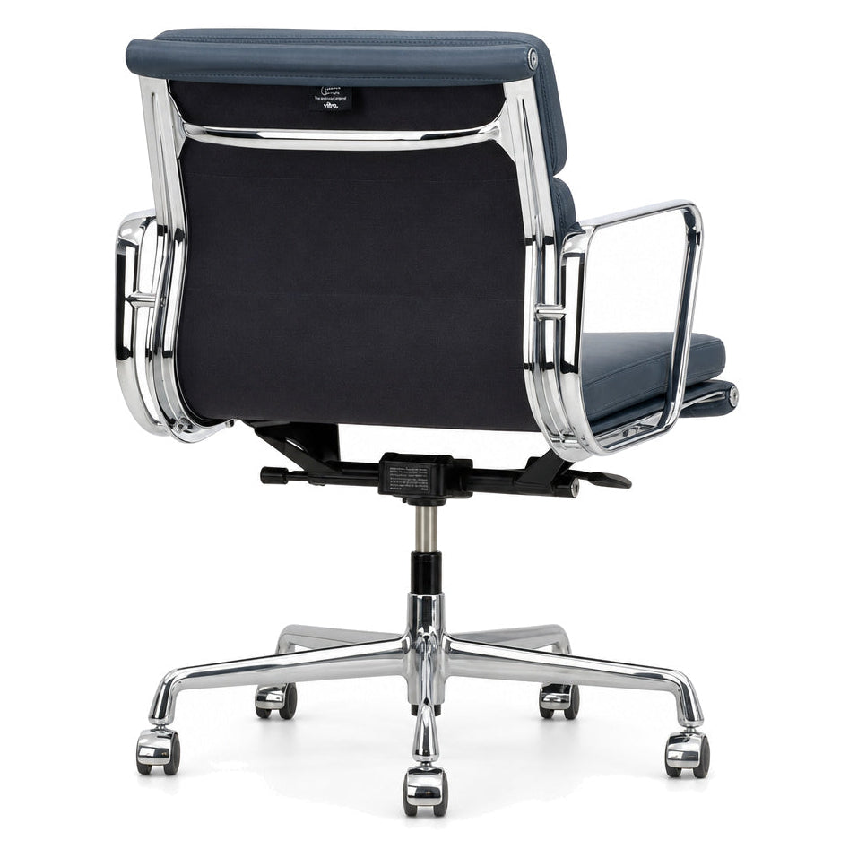 Vitra EA 217 Bürostuhl in Rauchblau aus Premium-Leder mit verchromtem Gestell, Armlehnen und 5-Sternfuß auf Rollen.