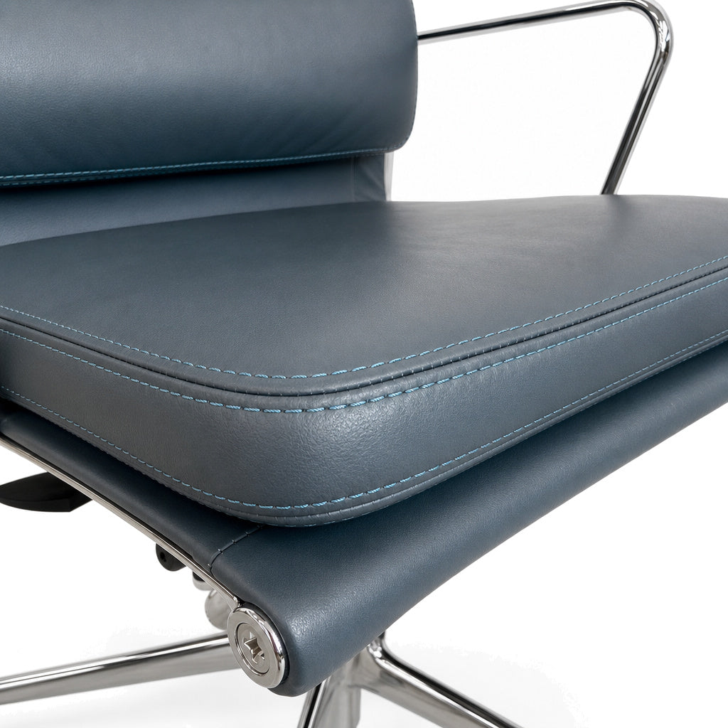 Vitra EA 217 Bürostuhl in Rauchblau aus Premium-Leder mit verchromten Armlehnen und markanten Ziernähten.