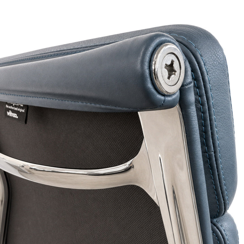 Detailansicht des Vitra EA 217 Bürostuhls in rauchblauem Premium-Leder mit poliertem Aluminiumrahmen.