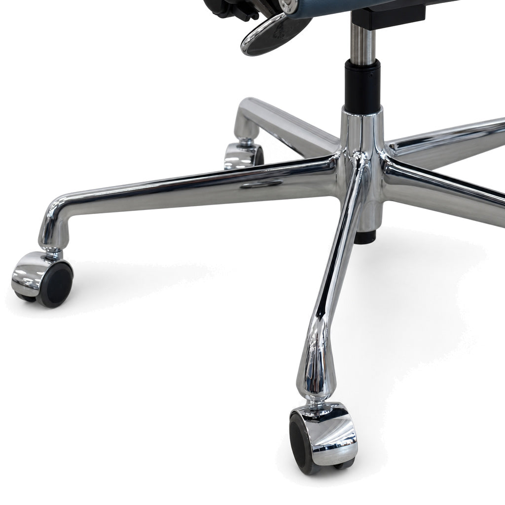 Vitra EA 217 Bürostuhl in Rauchblau mit verchromtem 5-Sternfuß auf Rollen und Lederpolsterung.