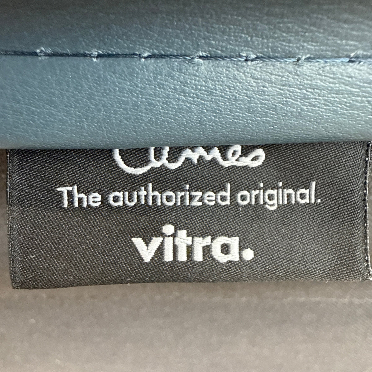 Vitra EA 217 Bürostuhl in Rauchblau aus Premium-Leder mit authentischem Vitra-Label und Nähten.