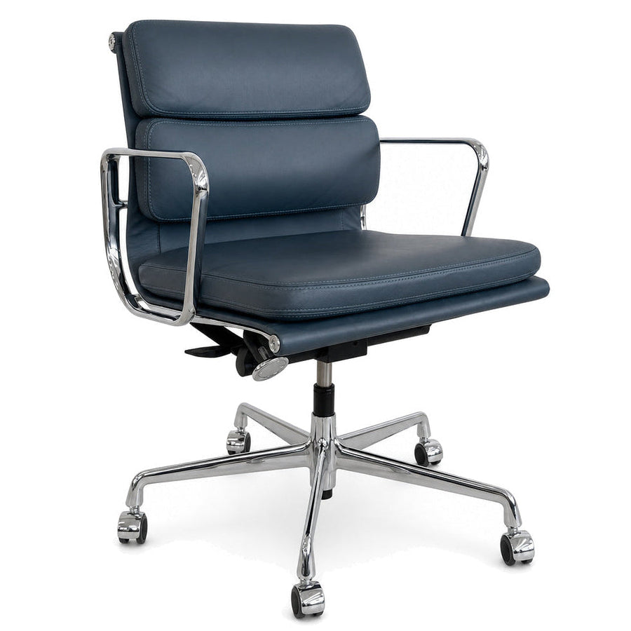 Vitra EA 217 Bürostuhl in Rauchblau aus Premium-Leder mit verchromtem 5-Sternfuß auf Rollen und Armlehnen.